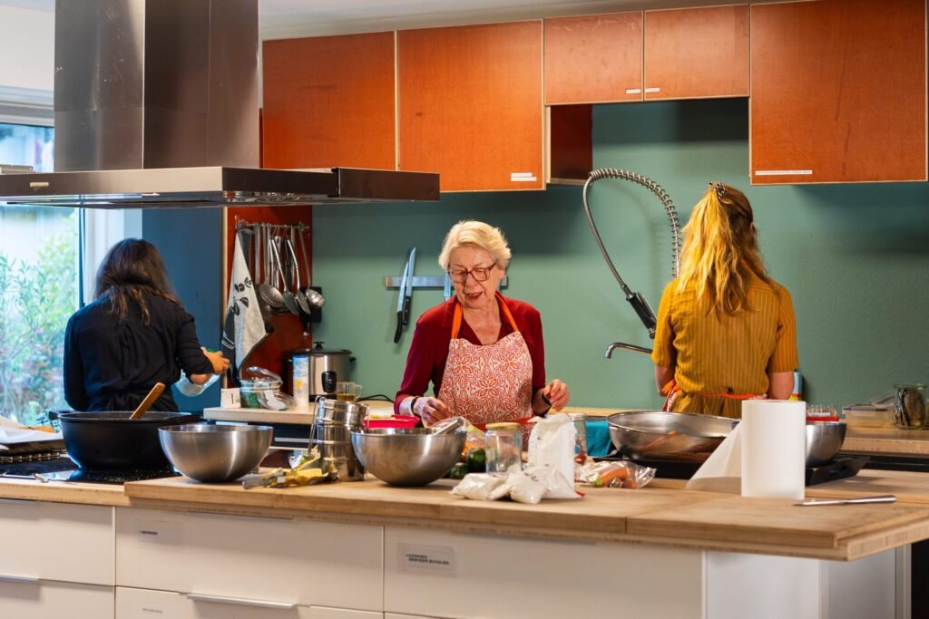 Buurtruimte De Eester, vrijwilligers koken in de gezamenlijke keuken