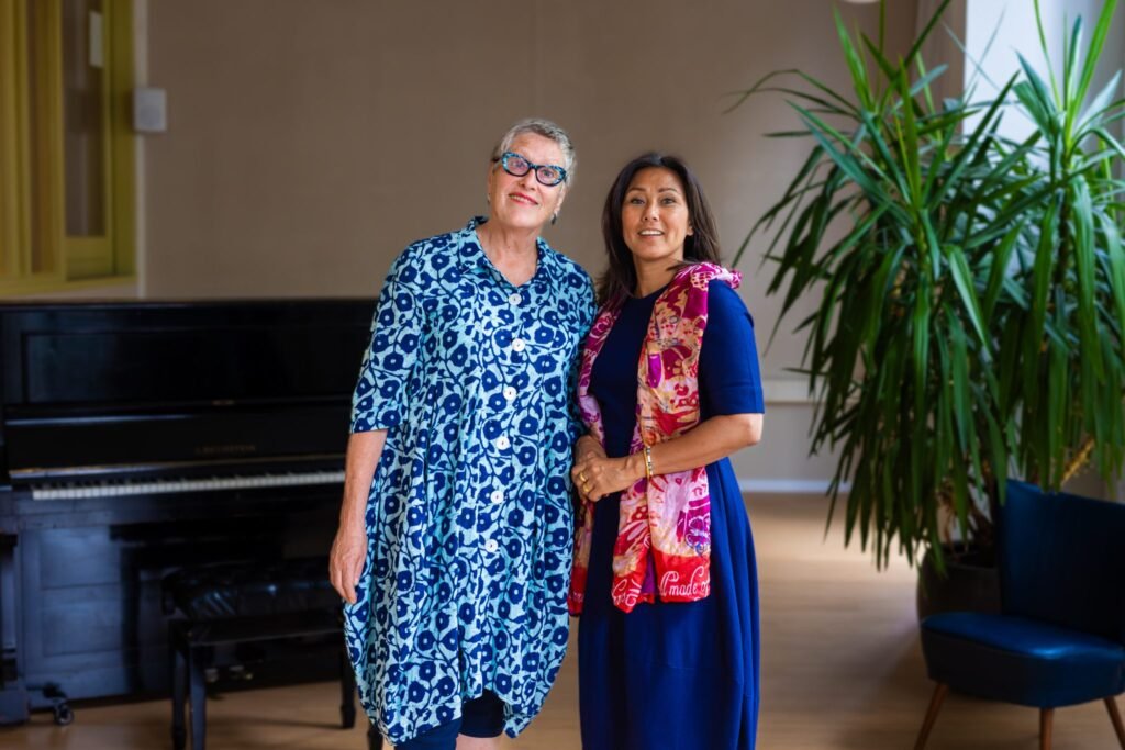 Buurtruimte De Eester, twee vrouwen bij de piano in de zaal